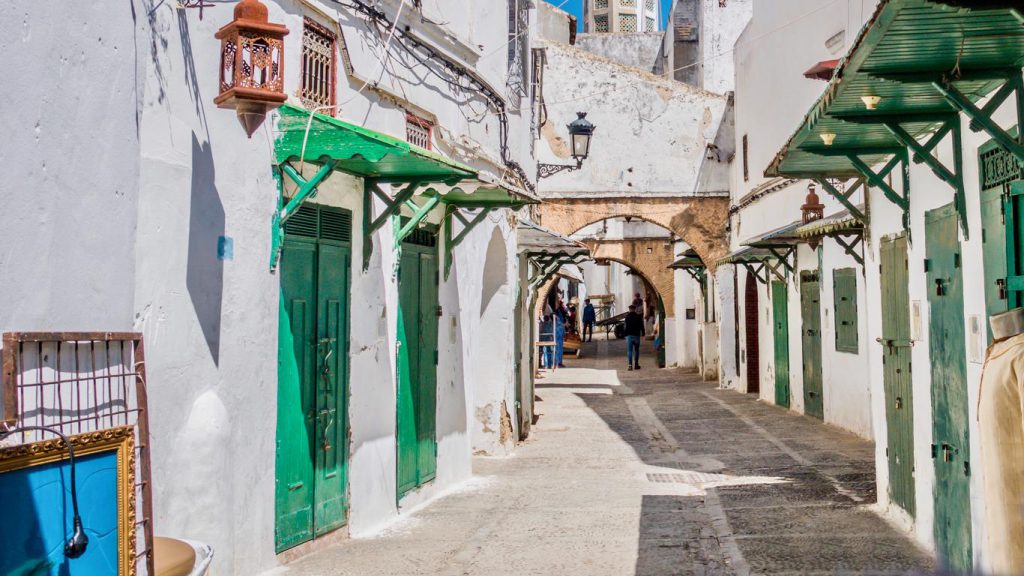 Tetouan guided tour with local tour guide and travelers